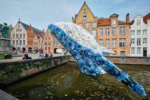 Walskulptur aus Plastikmüll in Brügge: Eine konsequente Kreislaufwirtschaft könnte das Abfallproblem lindern und die Ressourcenversorgung verbessern.