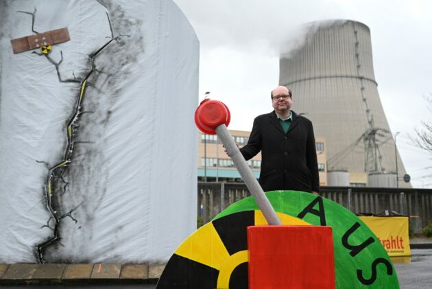 Niedersachsens Energieminister Christian Meyer (Grüne) schaltet symbolisch das Atomkraftwerk Emsland ab, eines der letzten drei verbliebenen in Deutschland.
