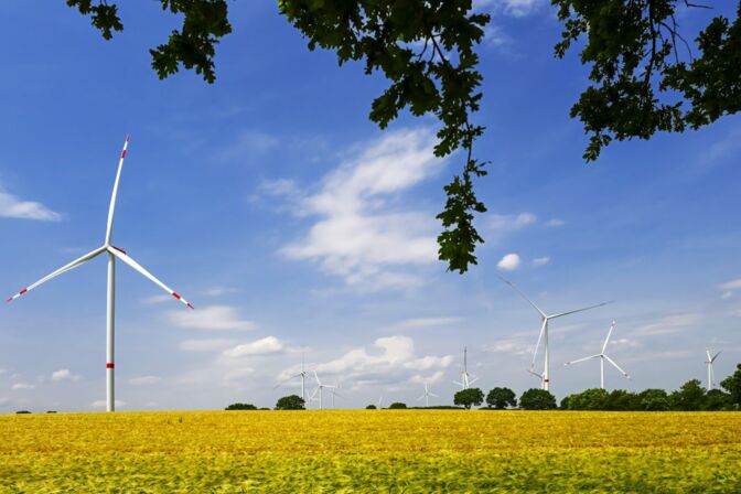Windräder in Schleswig-Holstein: Das Land will die Gemeindeöffnungsklausel einschränken, die es Kommunen ermöglicht, ohne Zustimmung des Landes Windräder zu bauen.