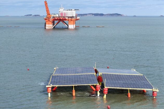 Schwimmende Solaranlage auf dem Meer in China: Auch in Europa steht Offshore-Photovoltaik in den Startlöchern mit Firmen wie SeaVolt, SolarDuck oder Oceans of Energy