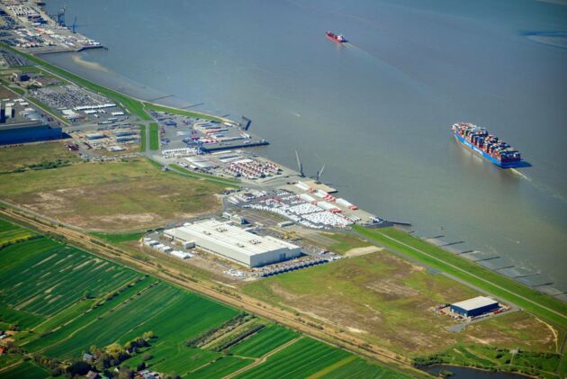 Der Hafen Cuxhaven wird ausgebaut: Drei neue Kajen sollen die Lücke zwischen dem Europakai (oben links) und dem Siemens-Gamesa-Werk schließen.
